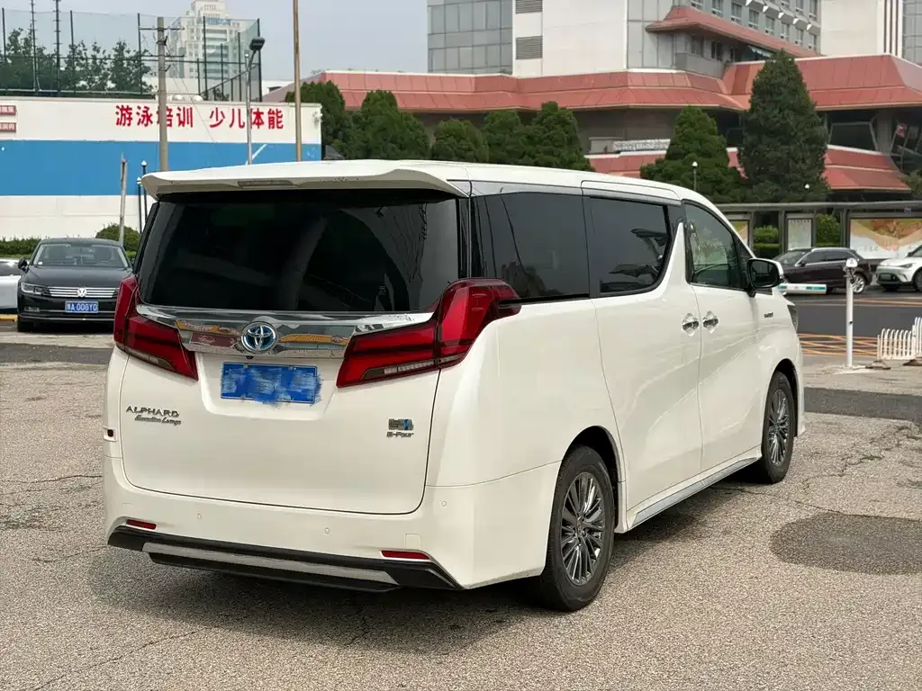 Toyota Alphard — фото 10