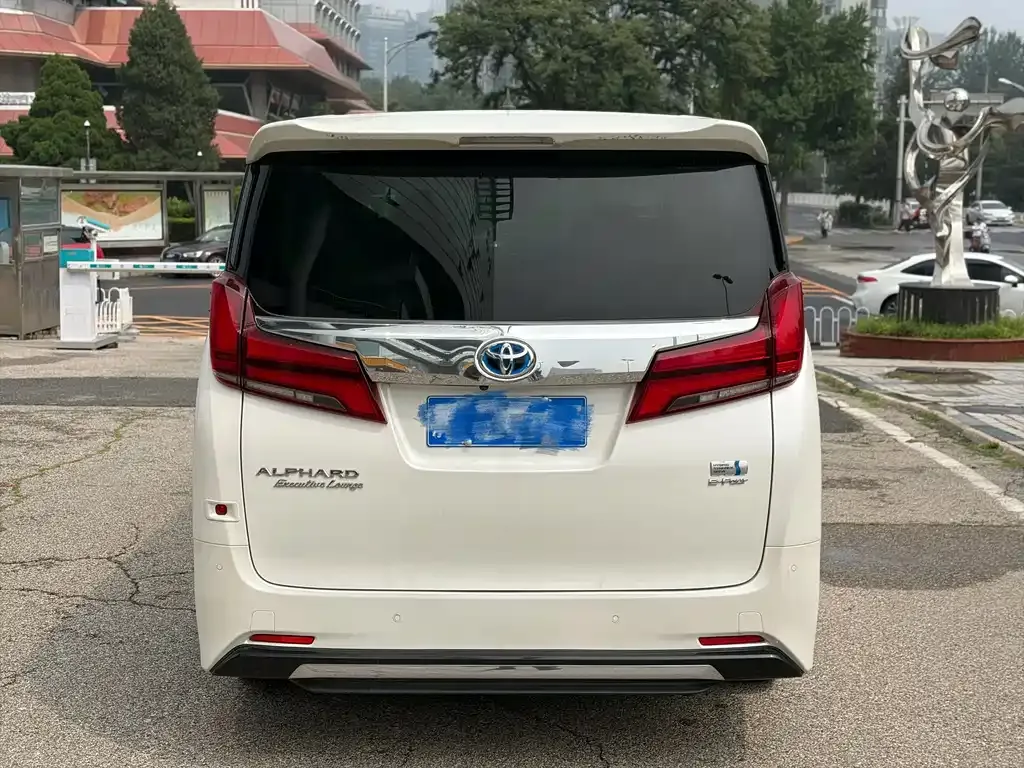 Toyota Alphard — фото 9