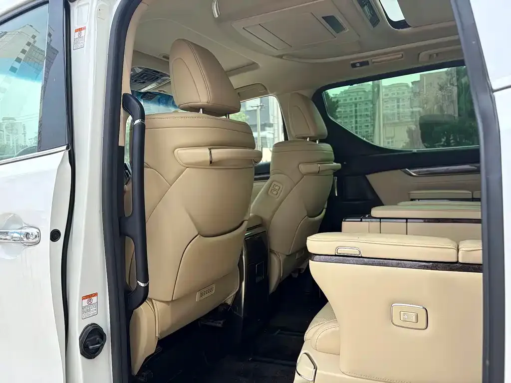 Toyota Alphard — фото 4