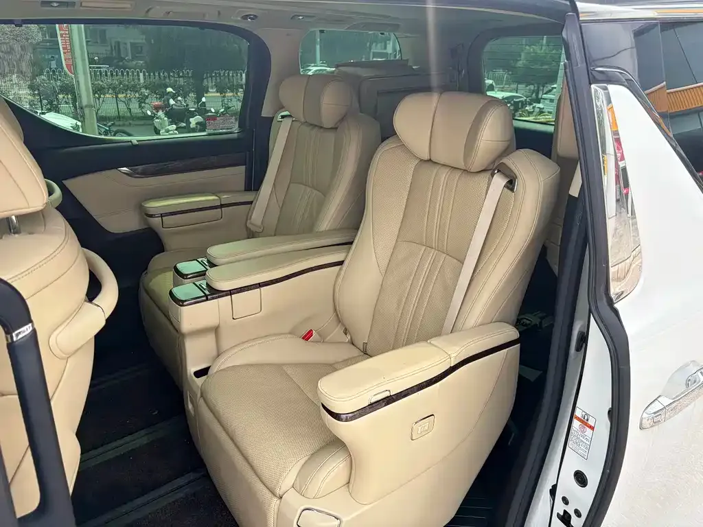 Toyota Alphard — фото 7