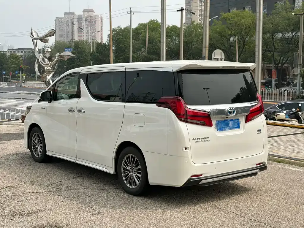 Toyota Alphard — фото 8