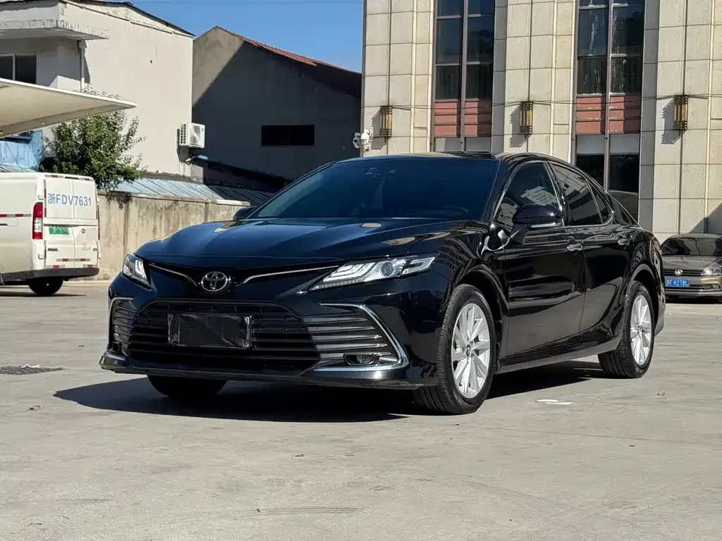 Toyota Camry — фото 1
