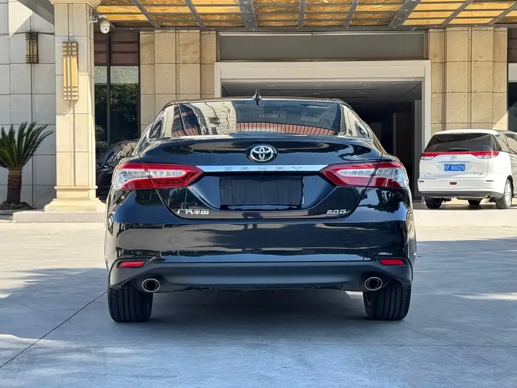 Toyota Camry — фото 10