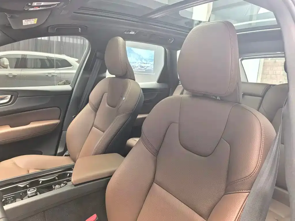 Volvo XC60 — фото 2