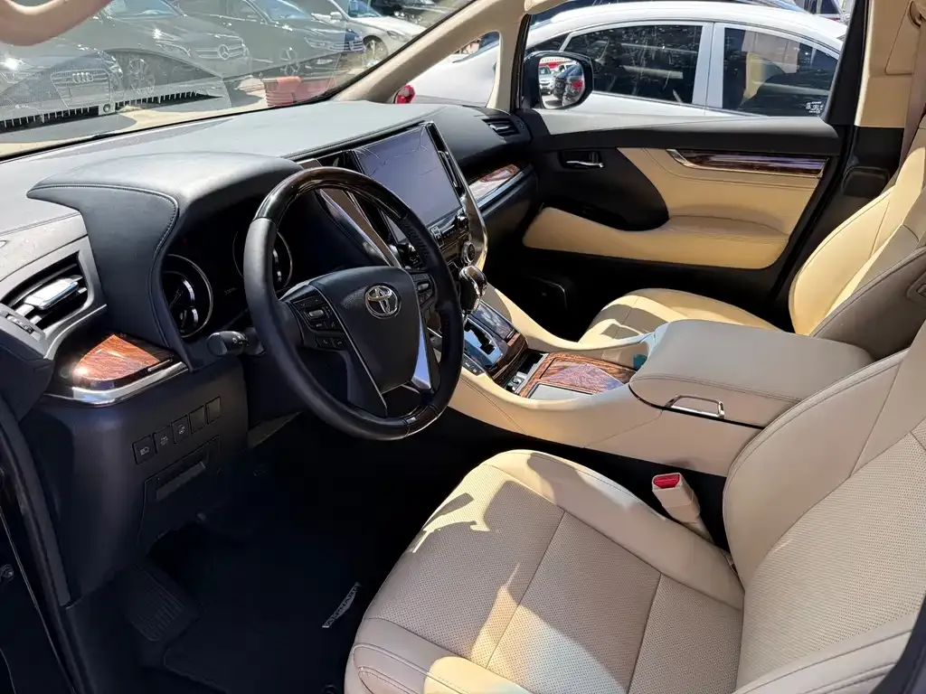 Toyota Alphard — фото 4