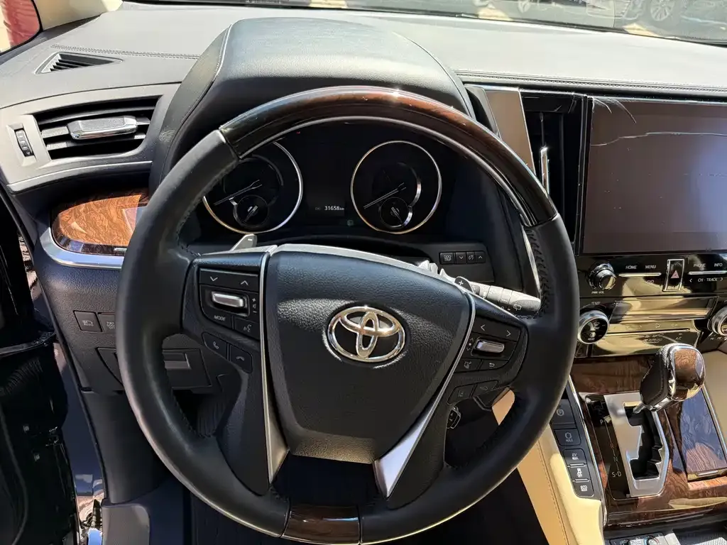 Toyota Alphard — фото 3
