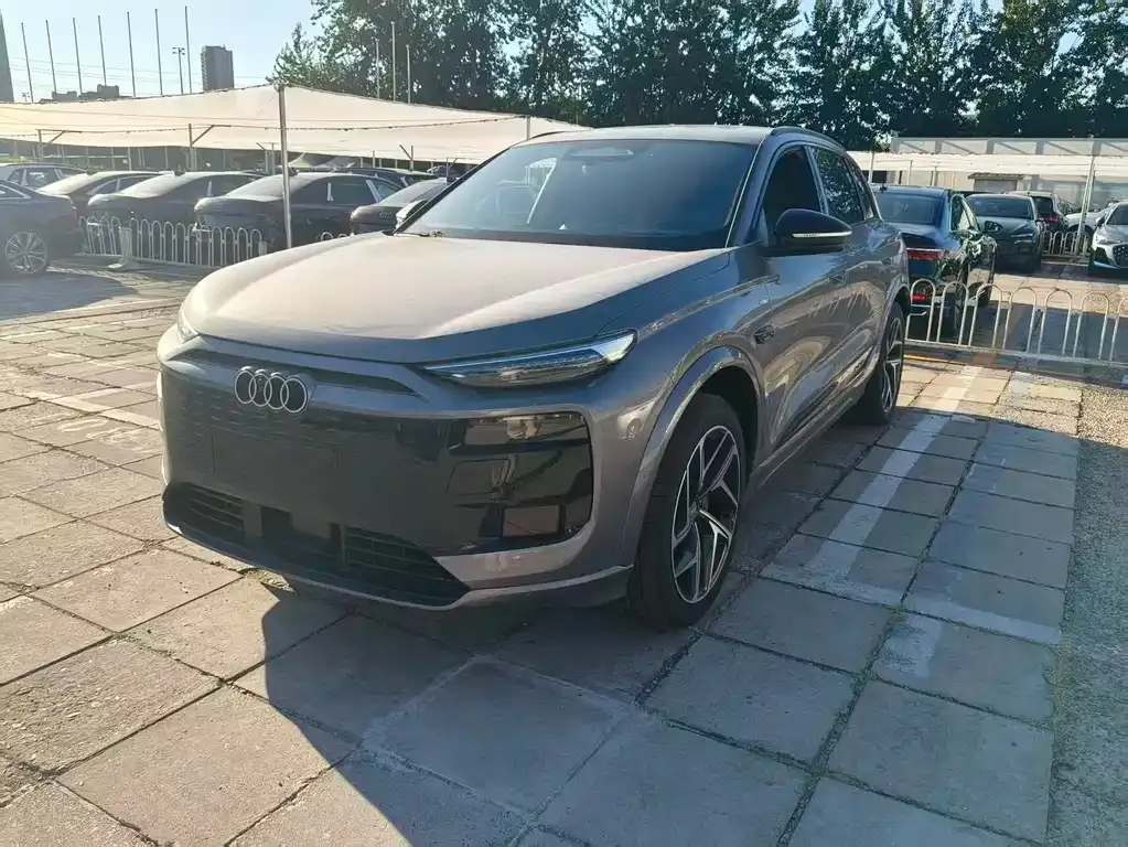 Audi Q6L e-tron — фото 1