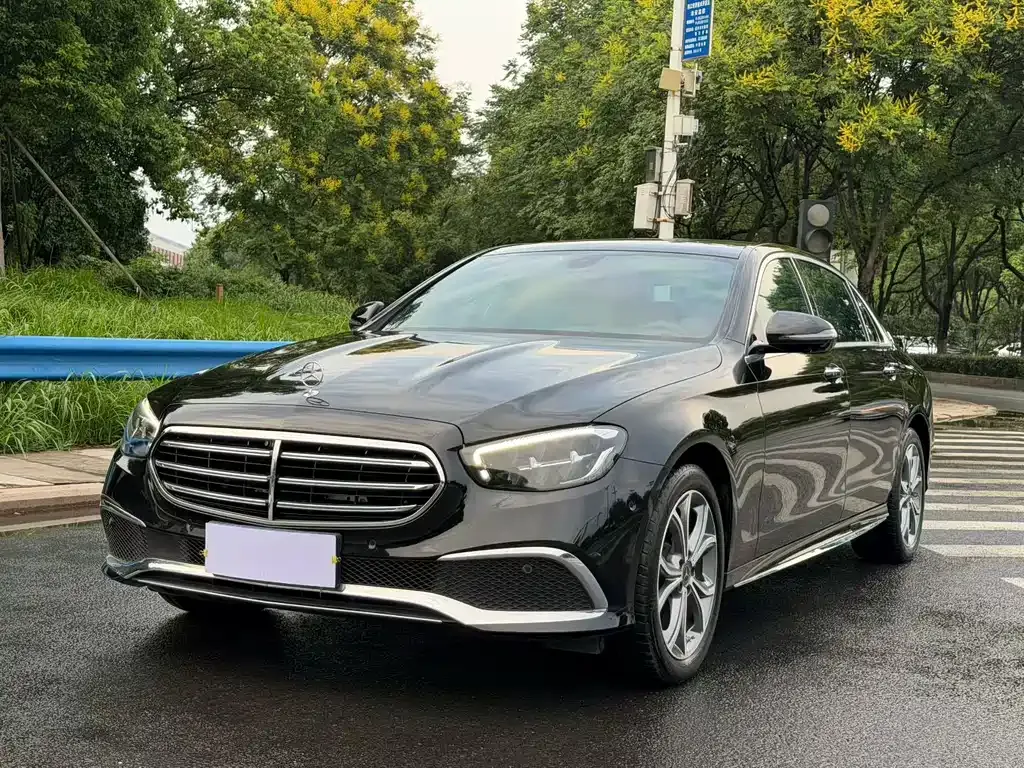 Mercedes-Benz E-Class — фото 1