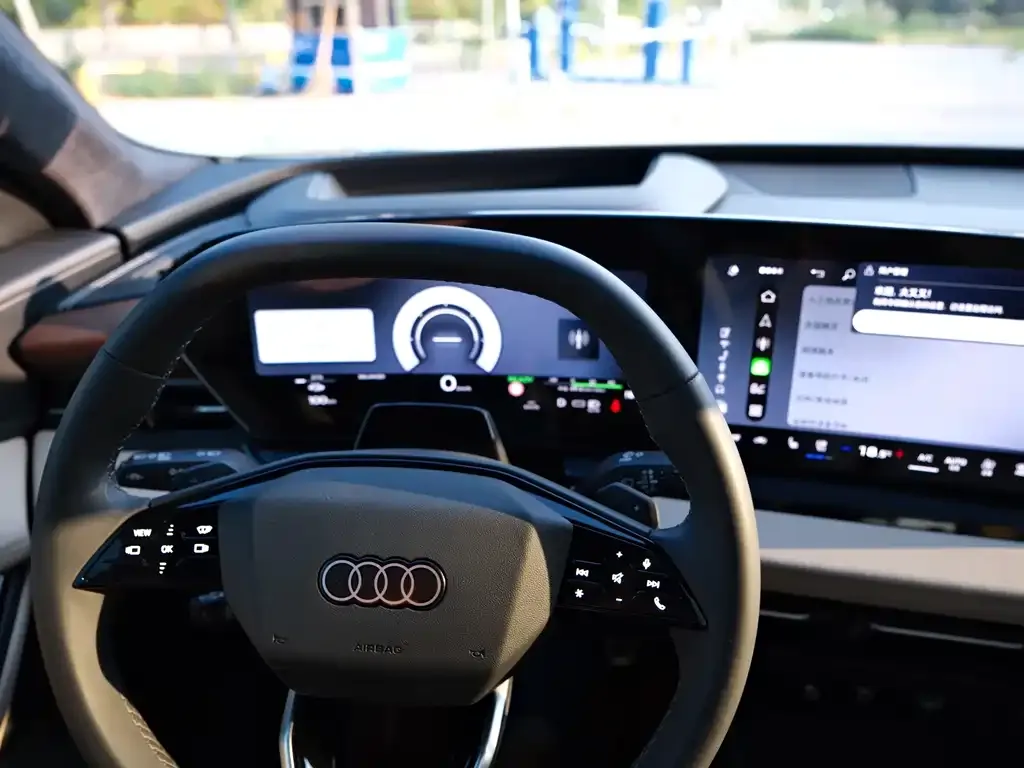 Audi Q6L e-tron — фото 2
