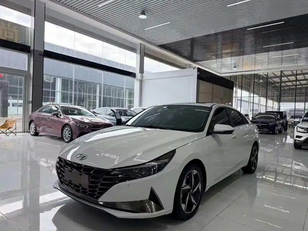 Hyundai Elantra — фото 1