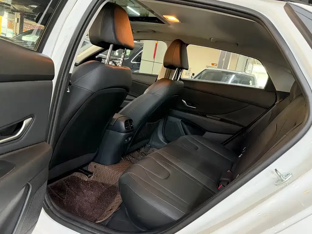 Hyundai Elantra — фото 2