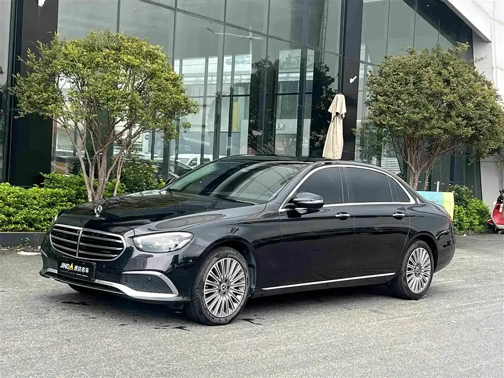 Mercedes-Benz E-Class — фото 1