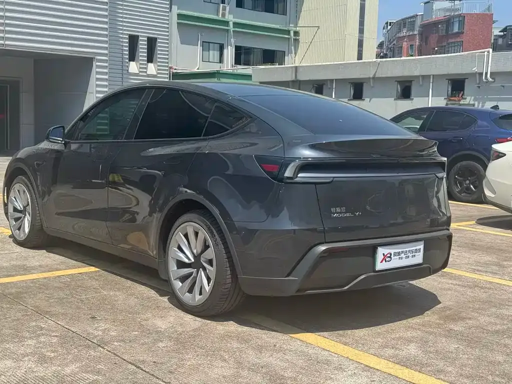Tesla Model Y — фото 7