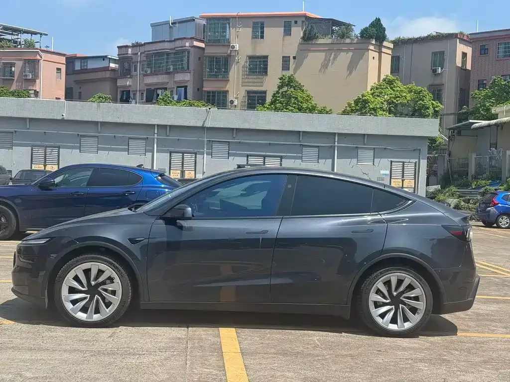 Tesla Model Y — фото 6