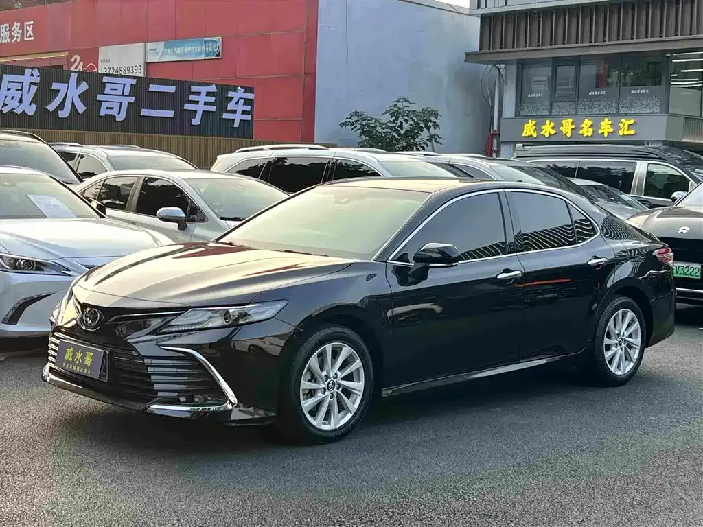Toyota Camry — фото 1