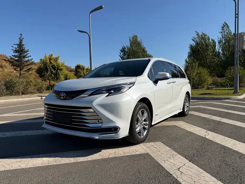 Toyota Sienna — фото 1