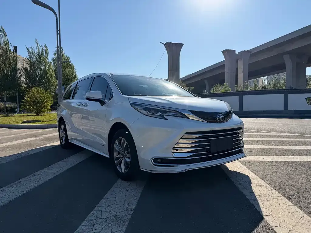 Toyota Sienna — фото 9