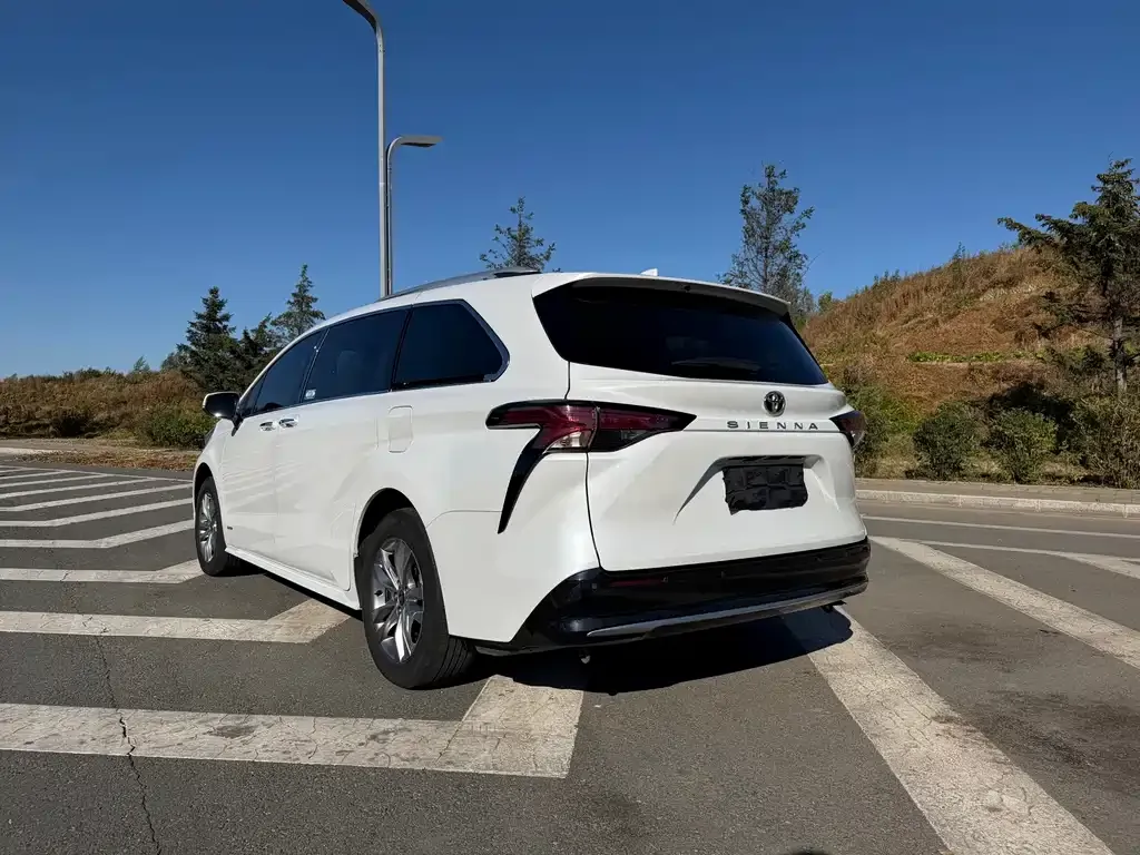 Toyota Sienna — фото 3