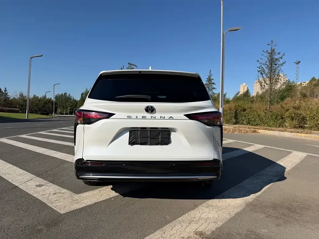 Toyota Sienna — фото 10