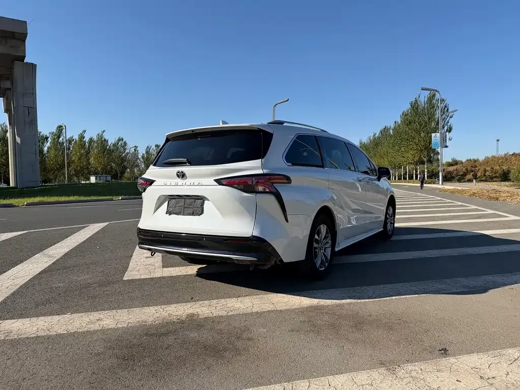 Toyota Sienna — фото 4