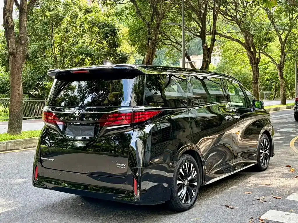 Toyota Alphard — фото 9
