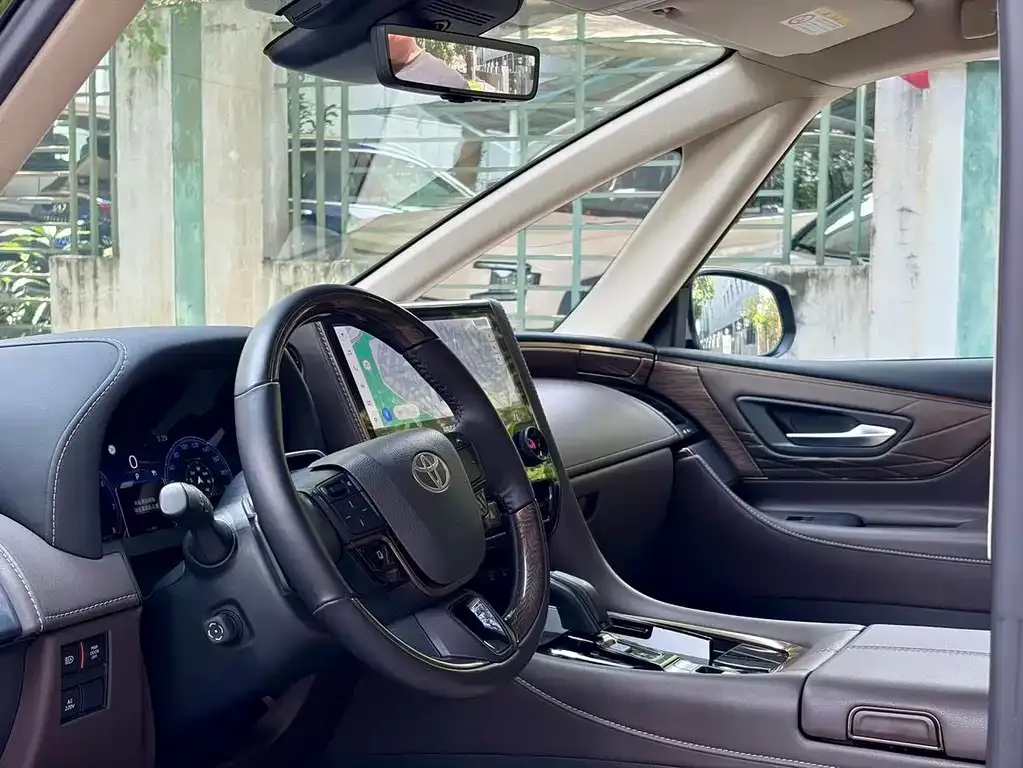 Toyota Alphard — фото 4