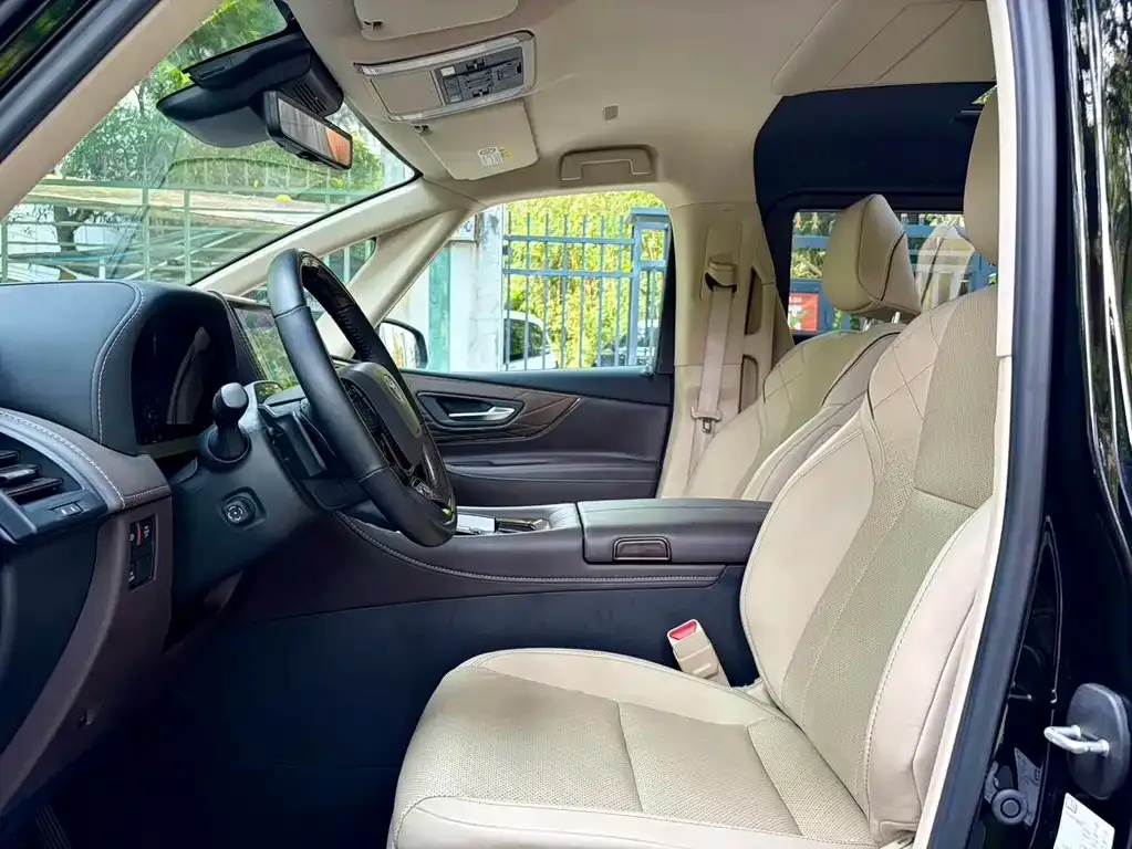 Toyota Alphard — фото 2