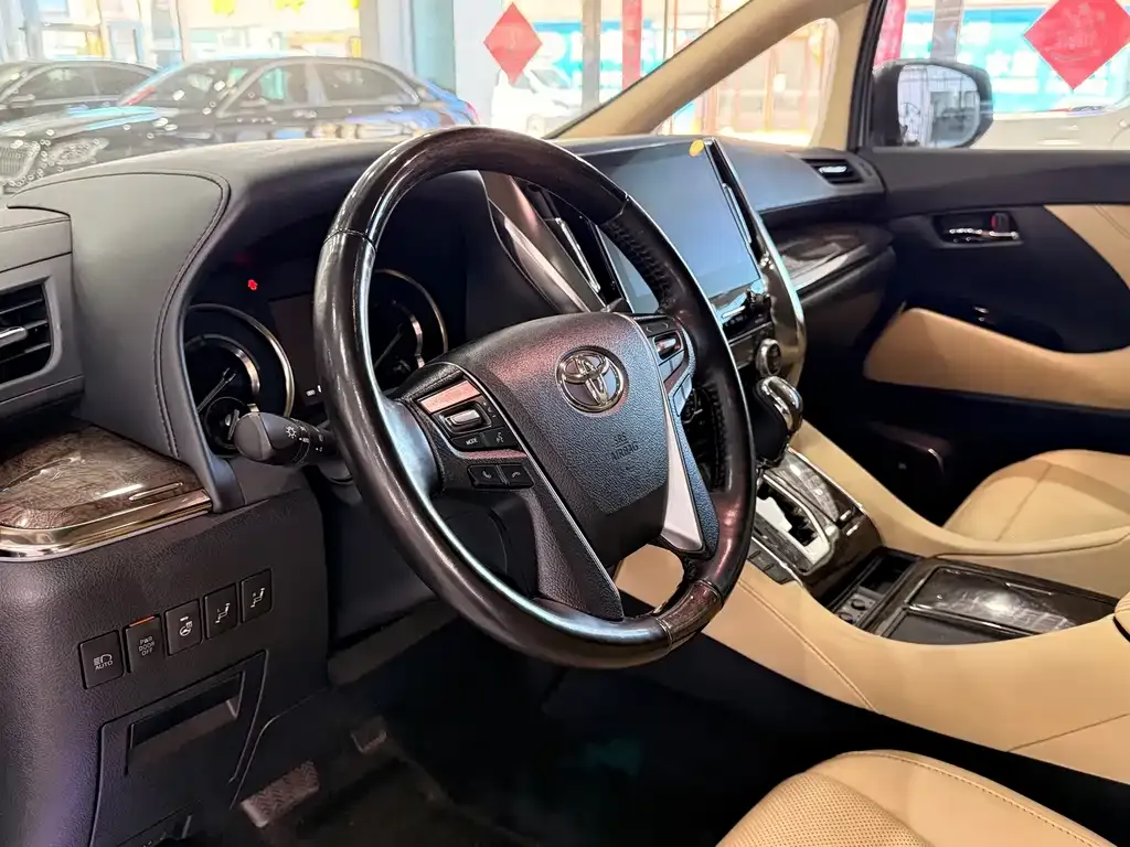 Toyota Alphard — фото 2