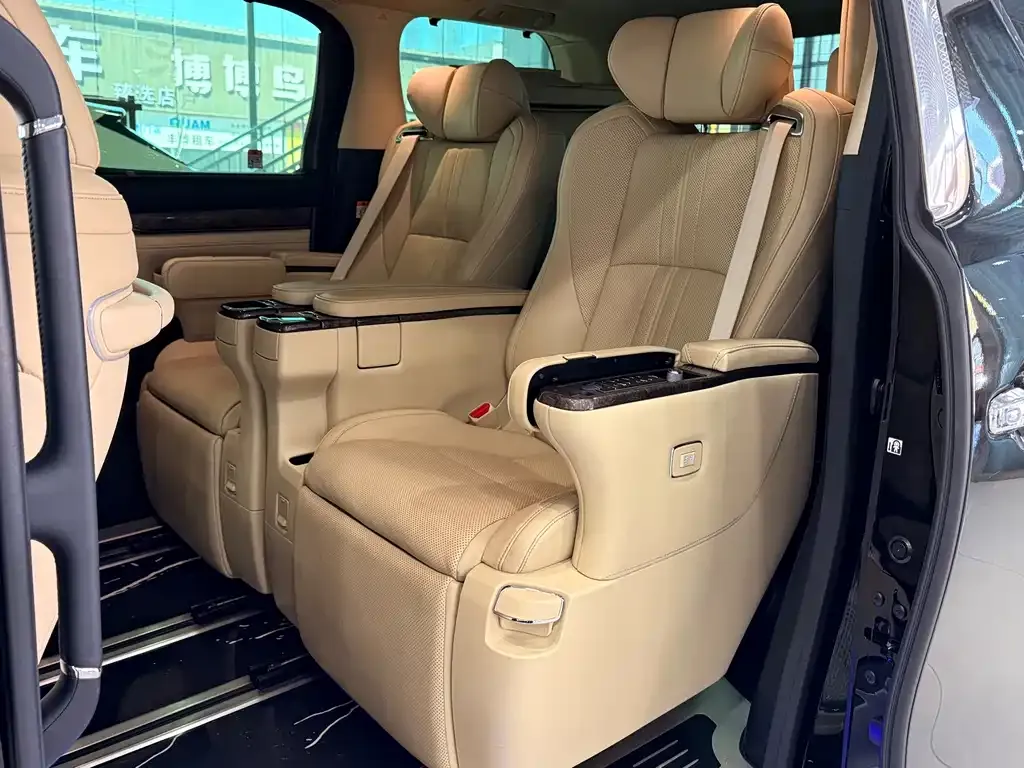 Toyota Alphard — фото 8