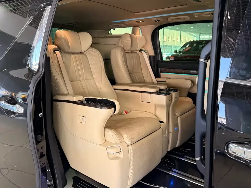 Toyota Alphard — фото 6