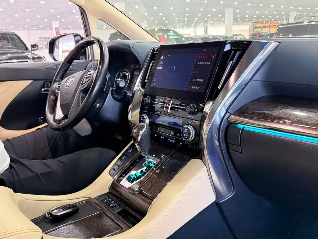Toyota Alphard — фото 5