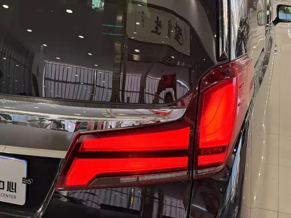 Toyota Alphard — фото 4