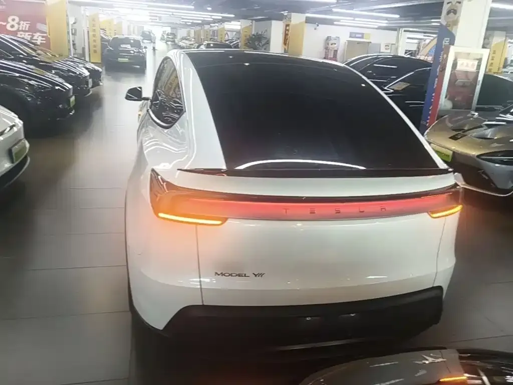 Tesla Model Y L — фото 9