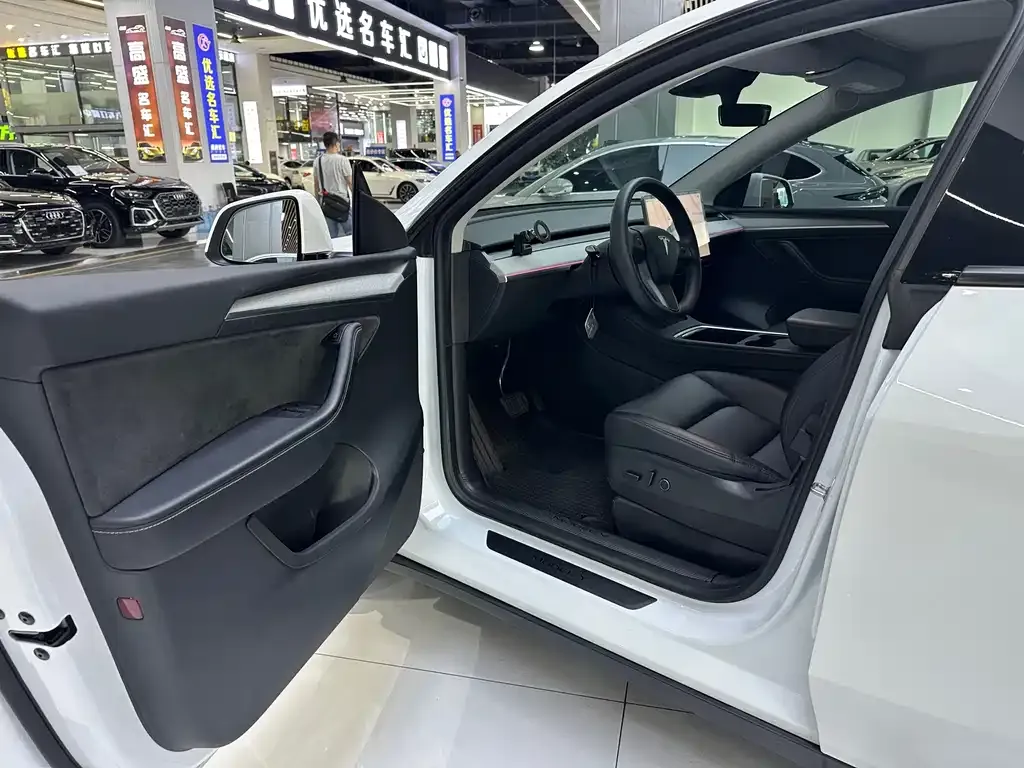 Tesla Model Y — фото 7