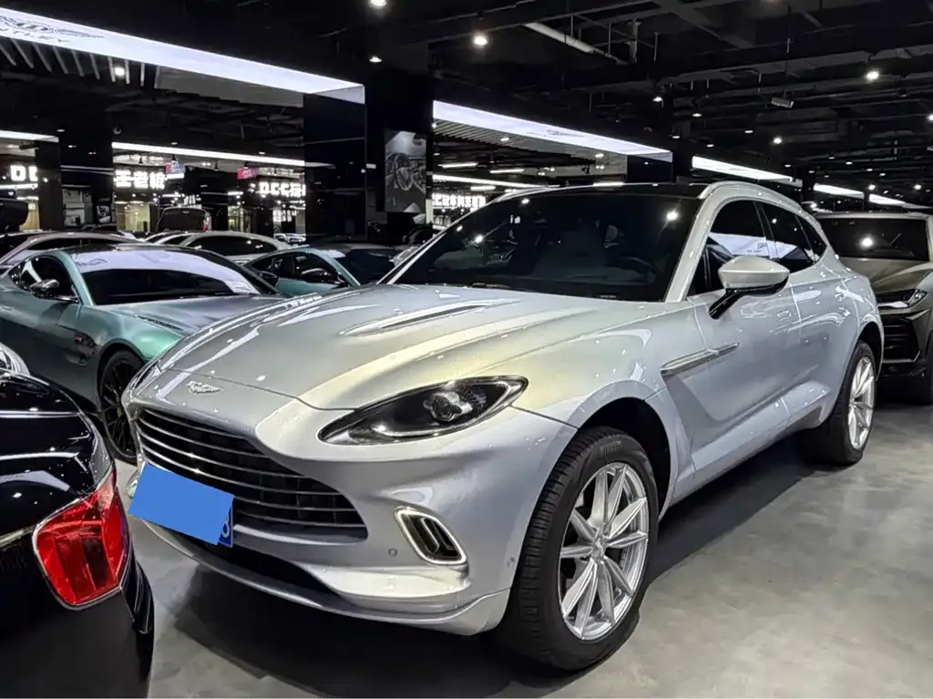 Aston Martin DBX — фото 1
