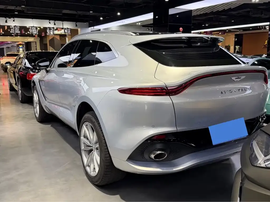 Aston Martin DBX — фото 10