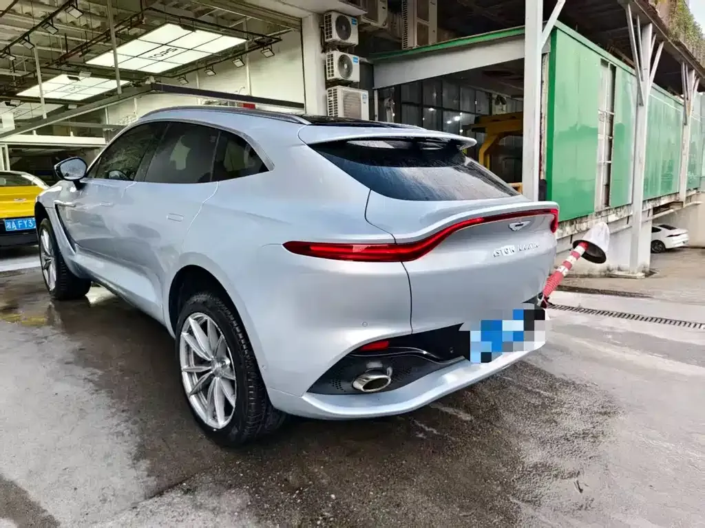 Aston Martin DBX — фото 3