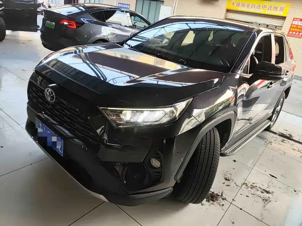 Toyota RAV4 — фото 1