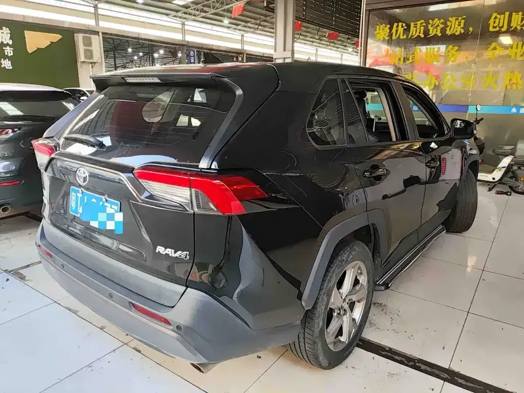 Toyota RAV4 — фото 2