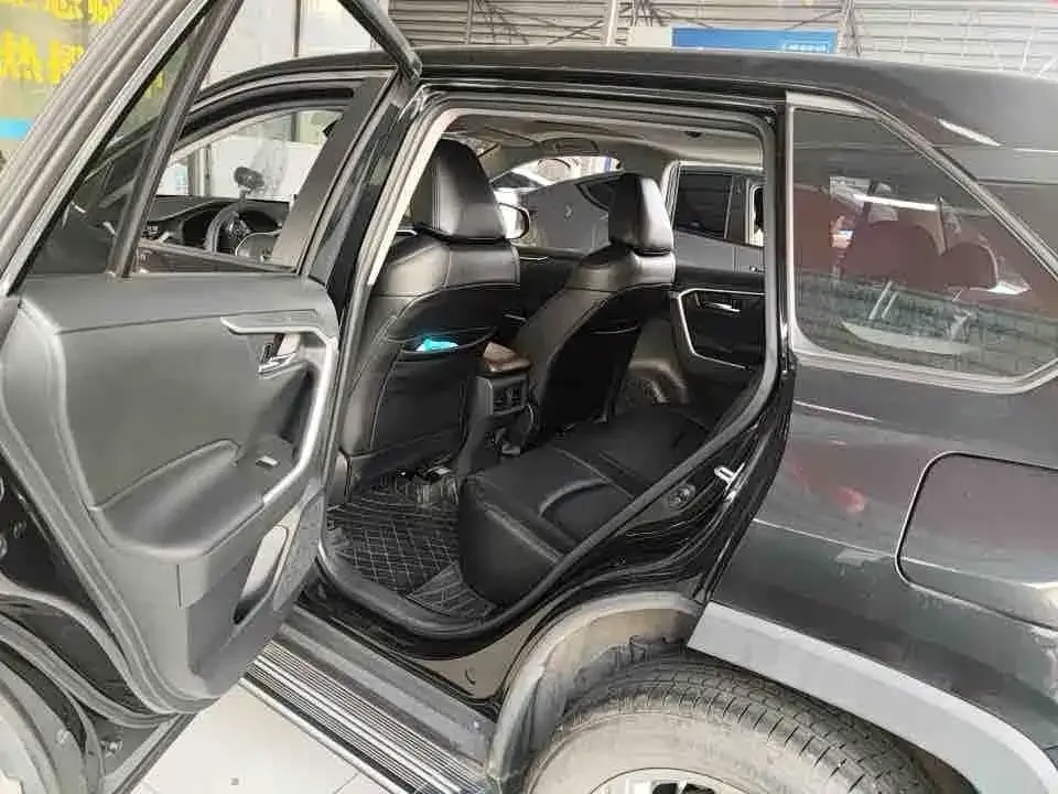 Toyota RAV4 — фото 5