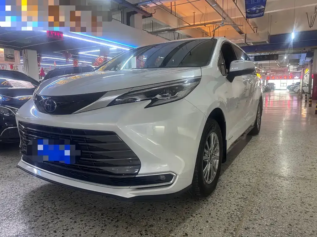 Toyota Sienna — фото 1