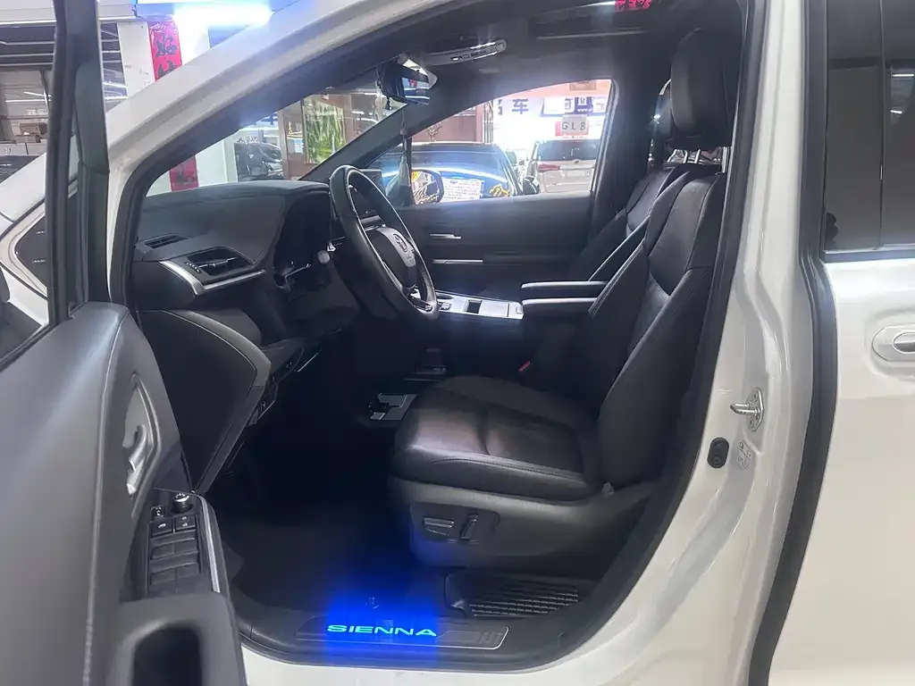 Toyota Sienna — фото 5
