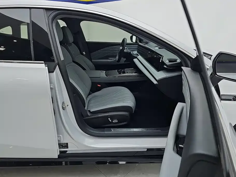 Geely Galaxy E8 — фото 10