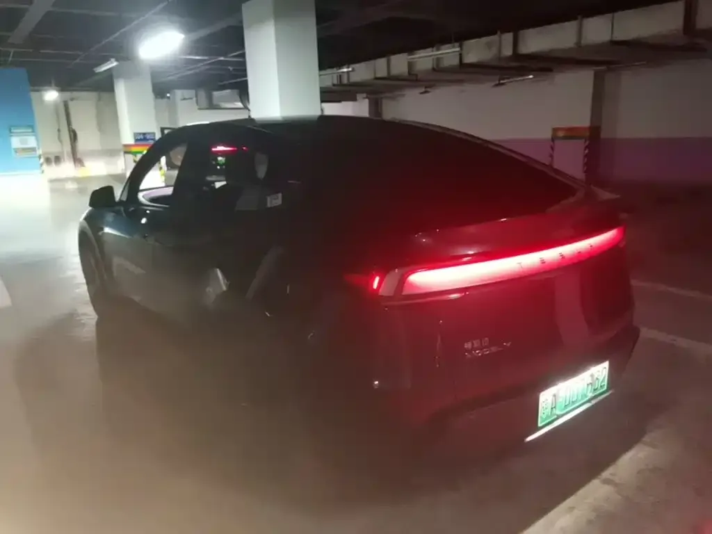 Tesla Model Y — фото 10