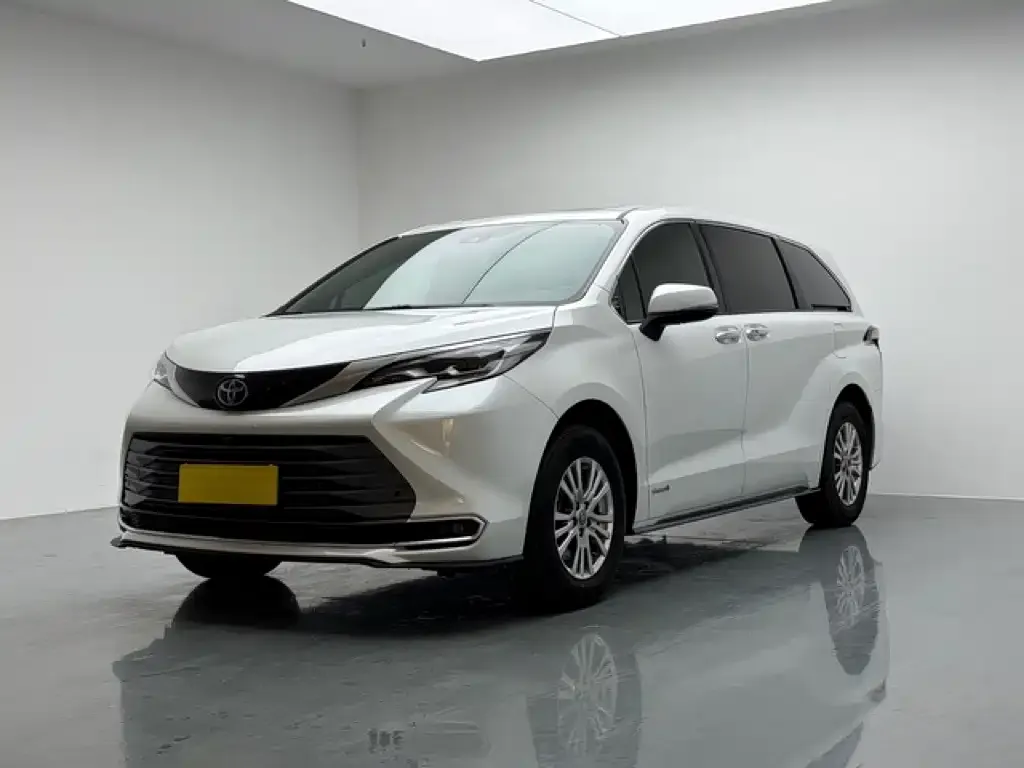 Toyota Sienna — фото 1