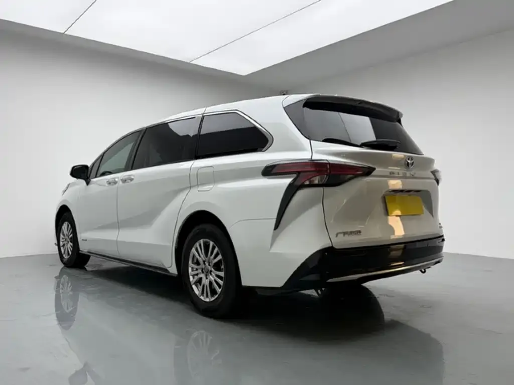 Toyota Sienna — фото 2