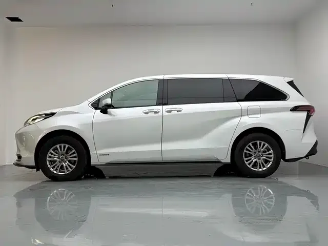 Toyota Sienna — фото 9