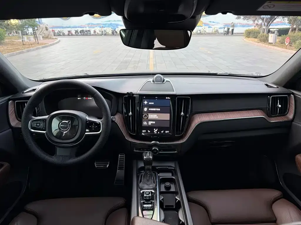 Volvo XC60 — фото 10