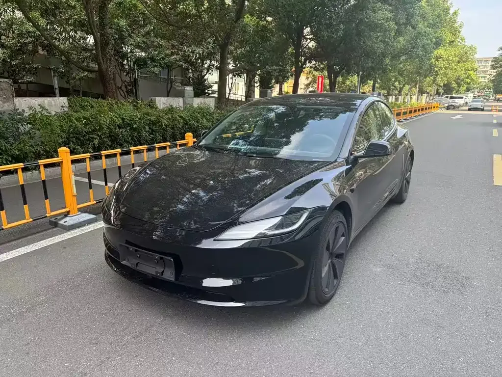 Tesla Model 3 — фото 1