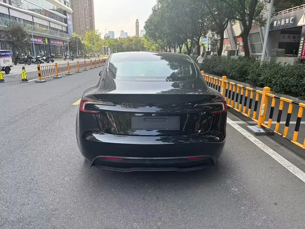 Tesla Model 3 — фото 9